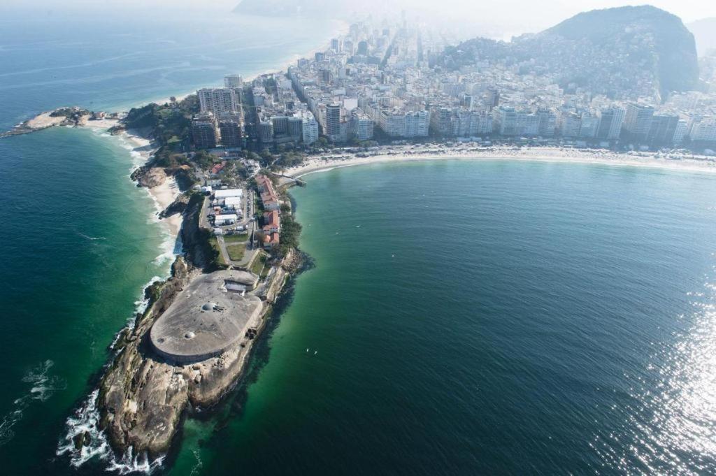 Apartamento Copacabana: Beachfront Retreat With Modern Comforts